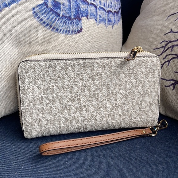 Michael Kors Jet Set Travel Lg Flat Multifunctional Phone Case-Wristlet-Wallet - Picture 5 of 16